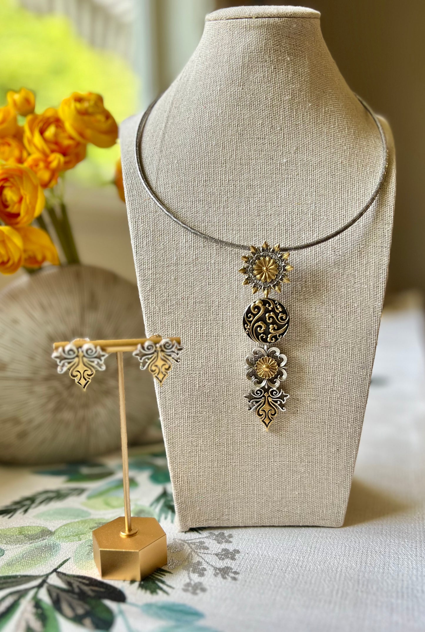 Dual tone Hasli pendant necklace set