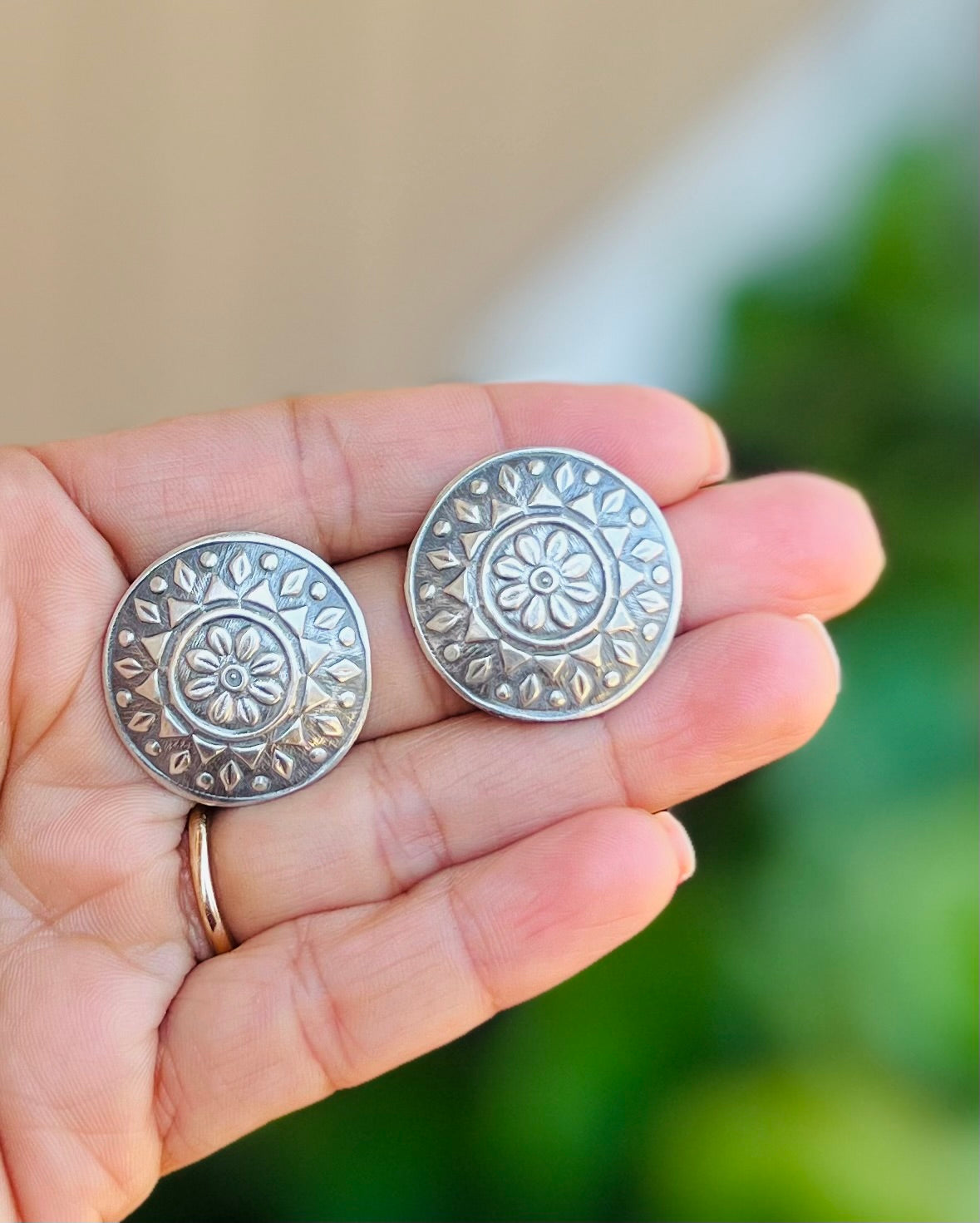 Round silver earrings studs