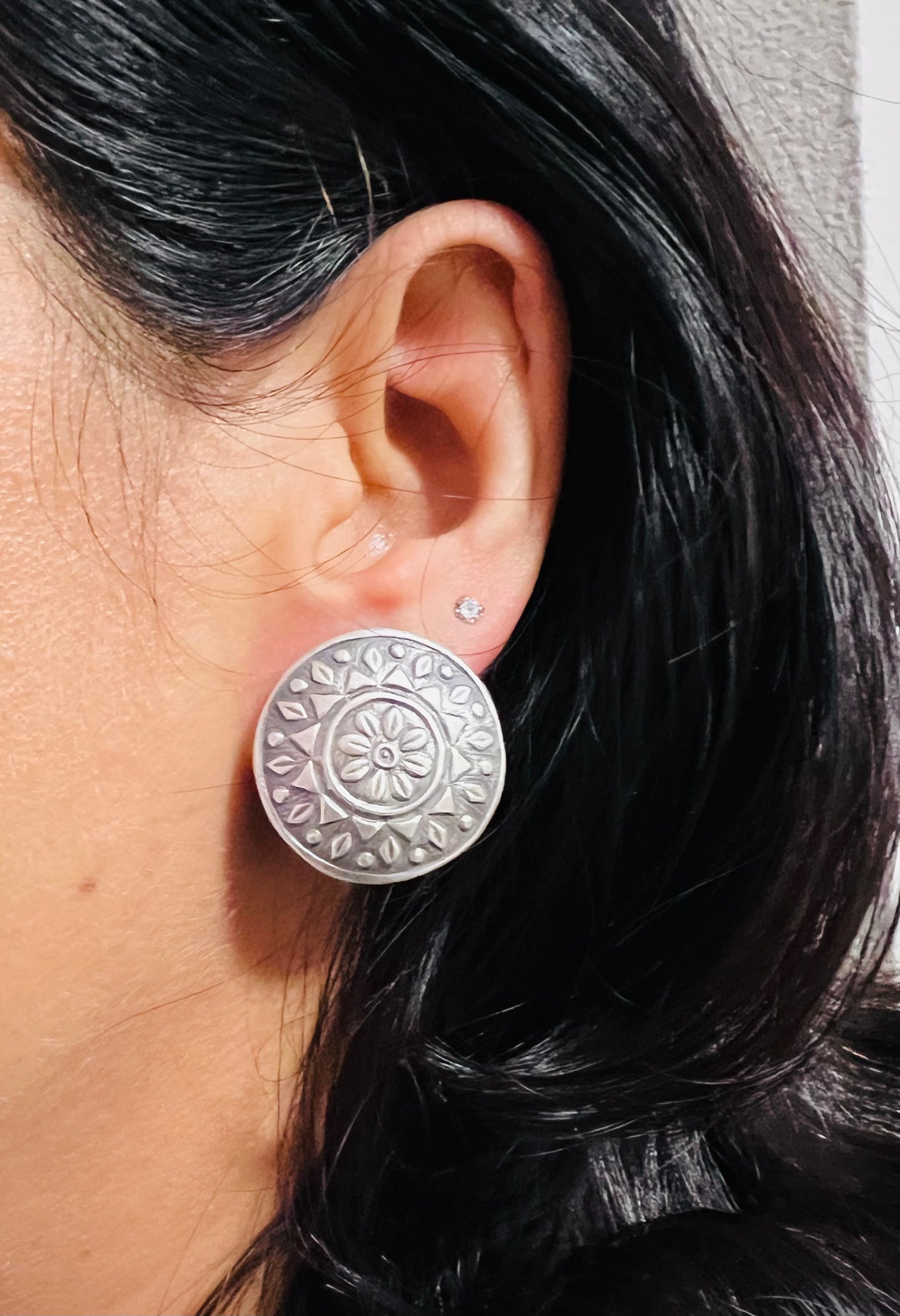 Round silver earrings studs