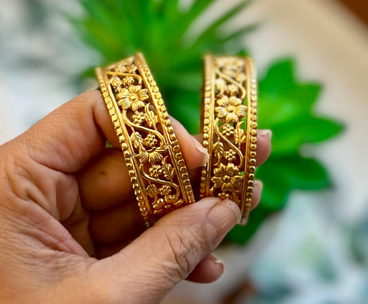 Gold polished flower pattern bangles - ( includes 1 bangle)